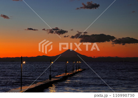 岡本桟橋（原岡桟橋）からの富士夕景 110990730