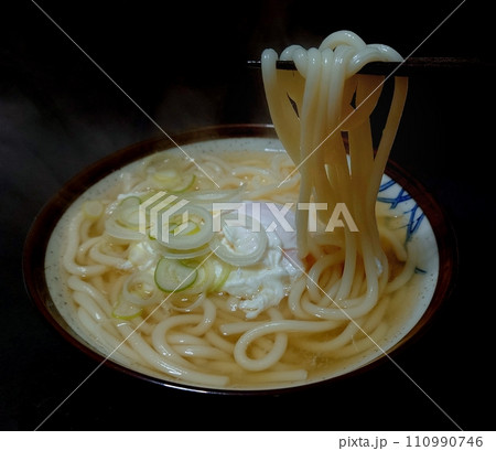 卵うどん箸ですくう 卵うどん箸ですくう 110990746