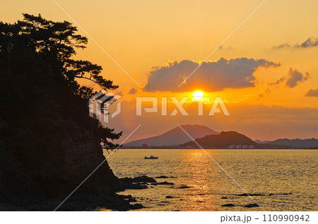 綺麗な夕陽 110990942
