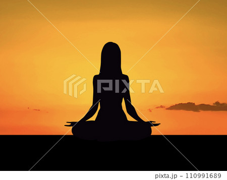 夕焼けの前でヨガの「安楽座のポーズ」をする女性シルエット 110991689