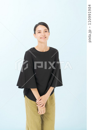 黒いブラウスを着た笑顔の30代女性 黒いブラウスを着た笑顔の30代女性 110991984