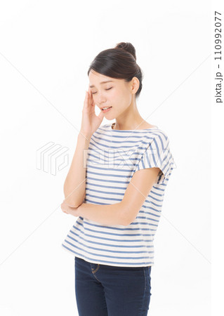 困った表情の主婦 110992077