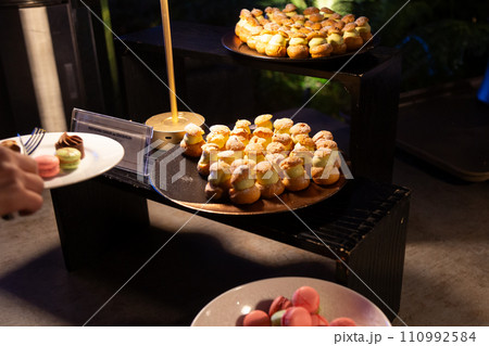 テーブルに並んだパーティー料理 ビュッフェフィンガーフード ケータリング 110992584