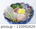 美味しい刺身の盛り合わせ 110992620