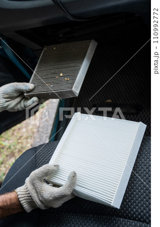 The master changes the cabin air filter of the car. 110992772