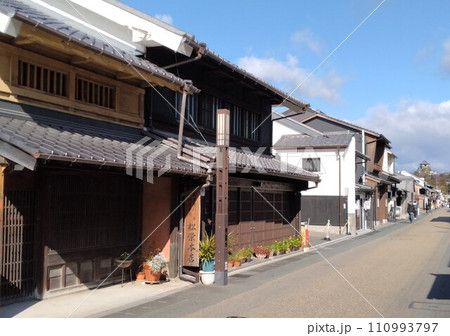 冬の茶室と庭園　古い町並み冬の城下町 110993797
