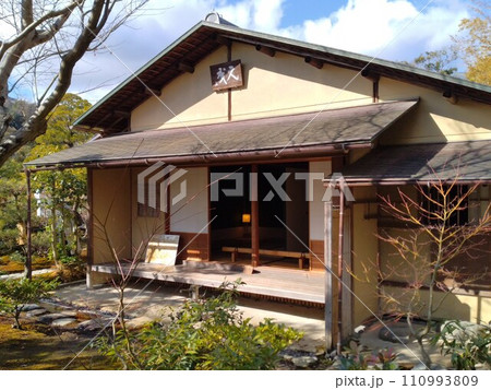 冬の茶室と庭園 古い町並み冬の城下町 冬の茶室と庭園 古い町並み冬の城下町 110993809