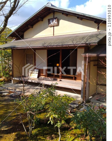 冬の茶室と庭園　古い町並み冬の城下町 110993810
