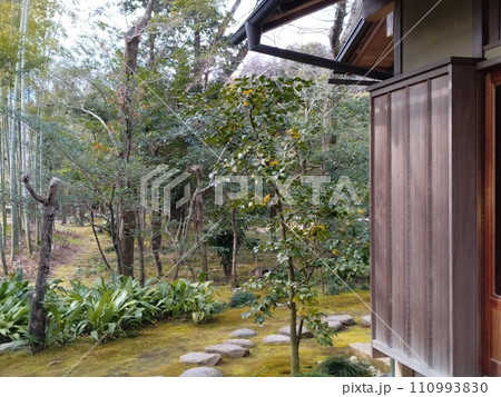 冬の茶室と庭園 古い町並み冬の城下町 冬の茶室と庭園 古い町並み冬の城下町 110993830