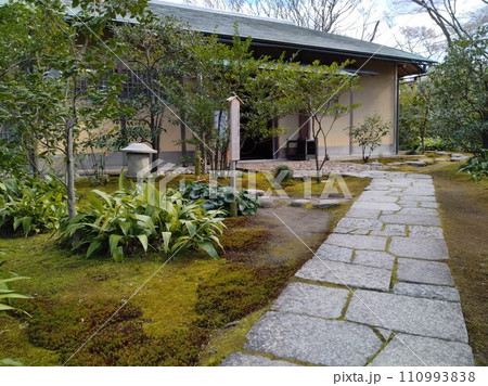 冬の茶室と庭園　古い町並み冬の城下町 110993838