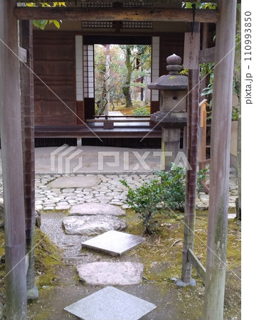 冬の茶室と庭園　古い町並み冬の城下町 110993850