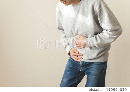 腹痛の男性　ボディパーツ 110994030