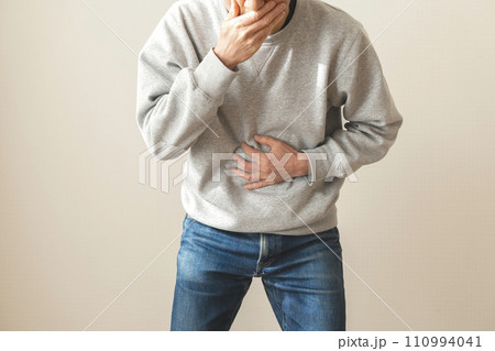 腹痛の男性　ボディパーツ 110994041