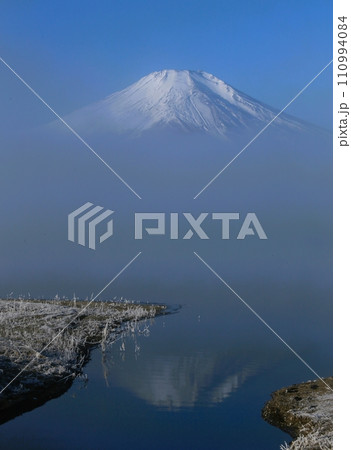山中湖畔から見た冠雪した富士山 110994084