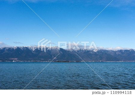 冬の琵琶湖の情景 110994118