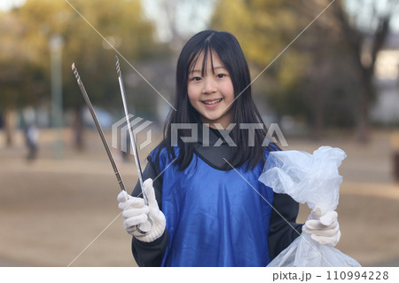 ゴミ拾いする女の子 ゴミ拾いする女の子 110994228