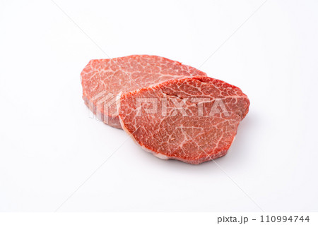 生肉　ステーキ　牛肉 110994744