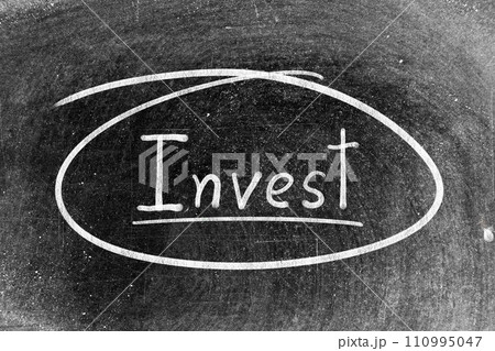 White chalk hand writing in word invest and circle shape on blackboard background 110995047