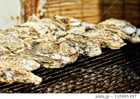 網焼きの殻付き牡蠣 110995397