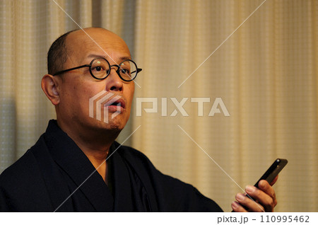 和装でくつろぐ中年男性 和装でくつろぐ中年男性 110995462
