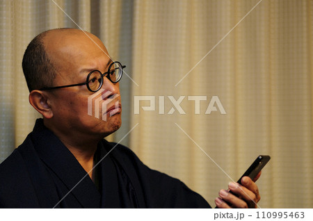 和装でくつろぐ中年男性 和装でくつろぐ中年男性 110995463