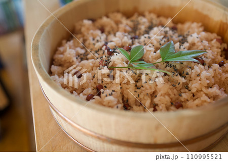 飯台に入ったお赤飯 110995521