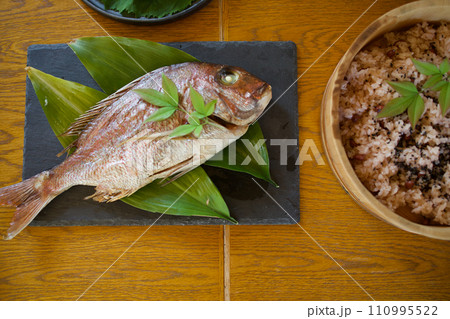 鯛の尾頭付き 110995522