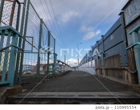 歩道橋の風景 110995554