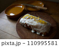 おいしそうなアイシングレモンパウンドケーキ 110995581