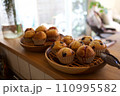 おいしそうな焼き立てマフィン_1 110995582