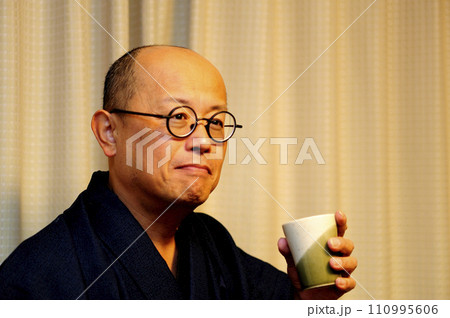 和装でくつろぐ中年男性 110995606