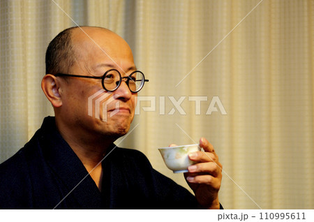 和装でくつろぐ中年男性 110995611