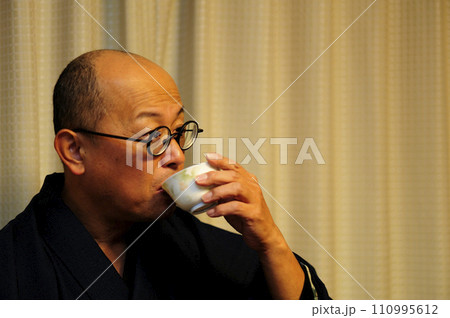 和装でくつろぐ中年男性 110995612