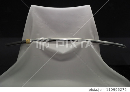 日本刀　刀剣　鈍く光る日本刀 110996272