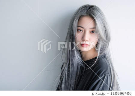 ロングヘア女性・シルバー・ヘアスタイル「AI生成画像」 ロングヘア女性・シルバー・ヘアスタイル「AI生成画像」 110996406