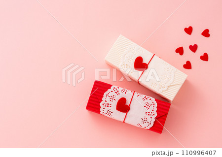 プレゼントとハートのイメージ 110996407