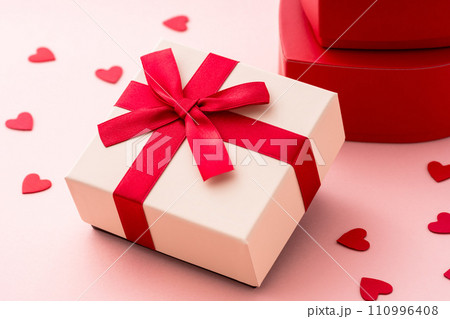プレゼントとハートのイメージ 110996408