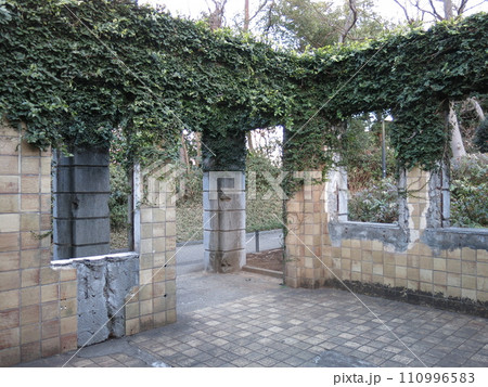 横浜市中区の港の見える丘公園フランス山地区にある旧フランス領事官邸遺構 110996583