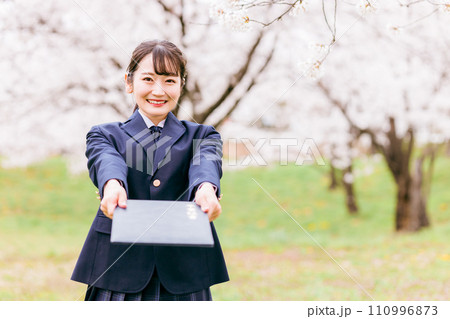 満開の桜の下で卒業証書を渡す高校生・女子高生(卒業生・卒業・卒業式) 満開の桜の下で卒業証書を渡す高校生・女子高生(卒業生・卒業・卒業式) 110996873