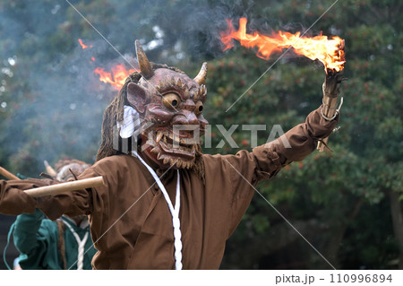 性海寺の鬼追い　松明掲げて踊る鬼　神戸市西区押部谷町 110996894