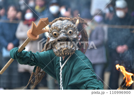 性海寺の鬼追い　松明掲げて踊る鬼　神戸市西区押部谷町 110996900