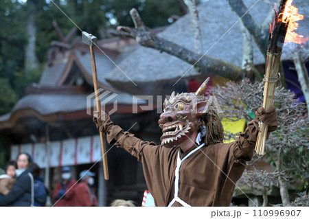 性海寺の鬼追い 松明掲げて踊る鬼 神戸市西区押部谷町 性海寺の鬼追い 松明掲げて踊る鬼 神戸市西区押部谷町 110996907