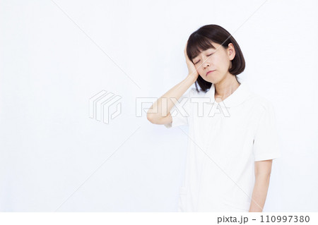 体調不良の30代女性看護師 110997380