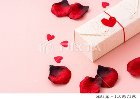 プレゼントとハートのイメージ 110997390