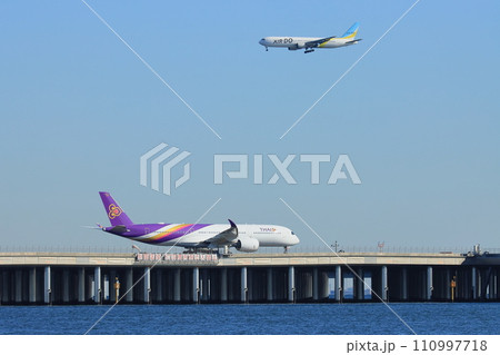 羽田空港D滑走路を離陸する旅客機 110997718