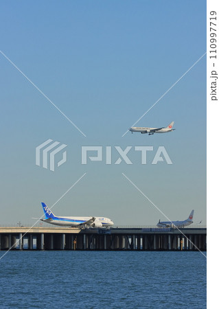 羽田空港D滑走路を離陸する旅客機 110997719