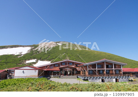 白山室堂と御前峰 白山室堂と御前峰 110997905