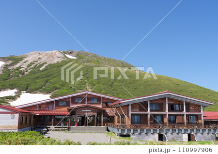 白山室堂と御前峰 白山室堂と御前峰 110997906