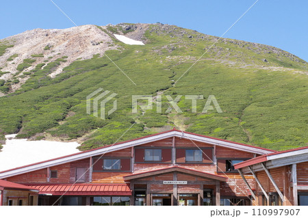 白山室堂と御前峰 白山室堂と御前峰 110997907