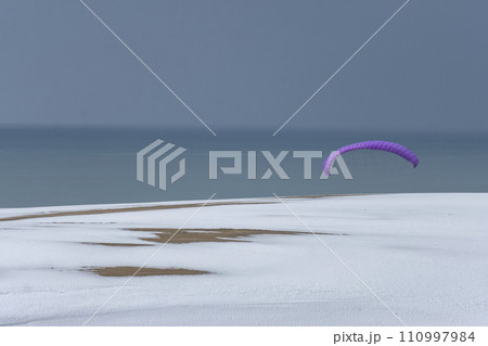 鳥取砂丘の雪景色 鳥取砂丘の雪景色 110997984